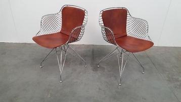 2 Design Wire Chairs Chroom Met Cognac Seat Pads beschikbaar voor biedingen