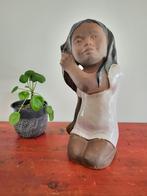 Beeld zittend meisje, Perignem, Elisabeth Vandeweghe, Antiek en Kunst, Antiek | Keramiek en Aardewerk, Ophalen of Verzenden