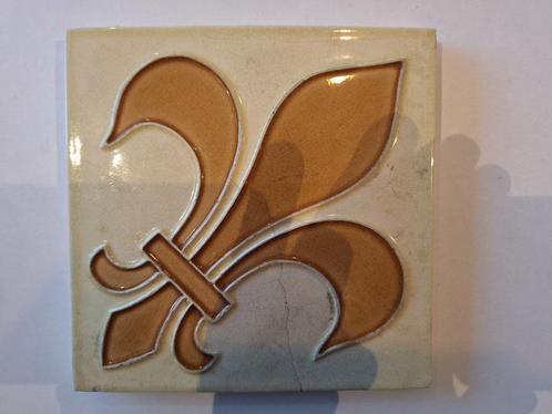 Tegel Hasselts Keramiek: Franse lelie (2), Antiek en Kunst, Curiosa en Brocante, Ophalen of Verzenden