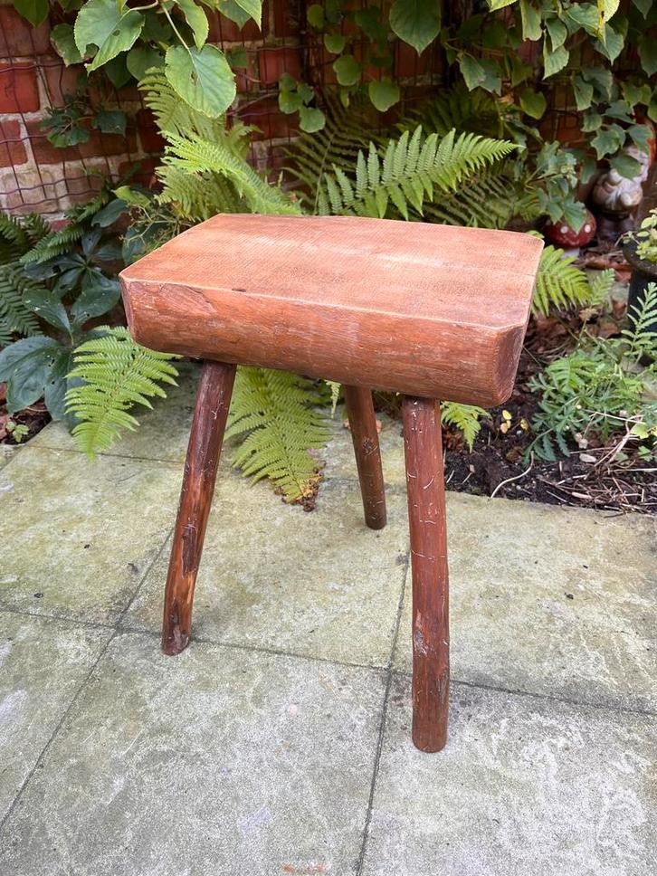 Rustiek brutalistisch oud houten krukje - natuurlijke vorm, Antiek en Kunst, Antiek | Meubels | Stoelen en Sofa's, Ophalen of Verzenden