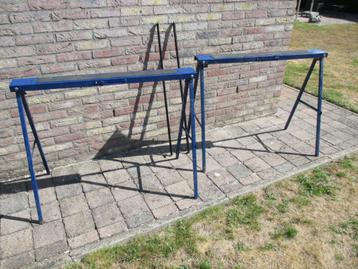 Metalen opvouwbare schragen beschikbaar voor biedingen