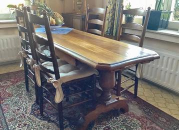 Massief houten eettafel met 4 stoelen