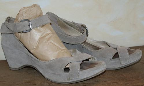 ALEXANDRA beige sandalen met sleehak M40 .., Kleding | Dames, Schoenen, Zo goed als nieuw, Sandalen of Muiltjes, Beige, Ophalen of Verzenden
