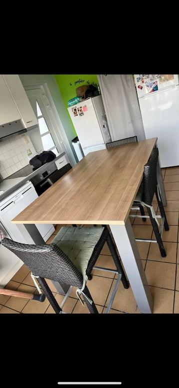 Table avec chaise  beschikbaar voor biedingen