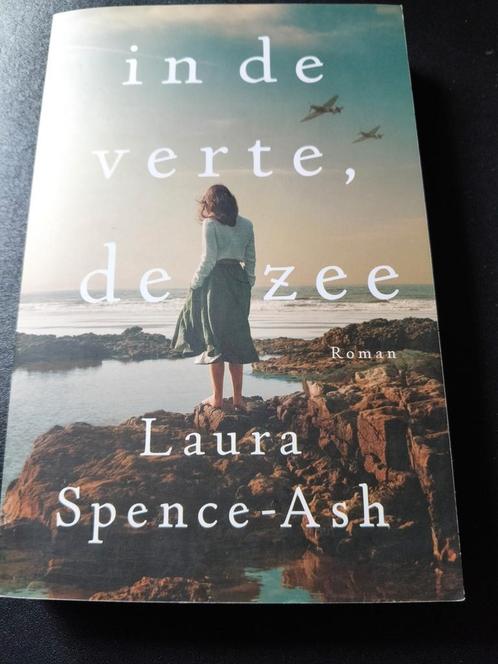 Laura Spence-Ash - In de verte, de zee, Boeken, Literatuur, Zo goed als nieuw, Amerika, Ophalen of Verzenden