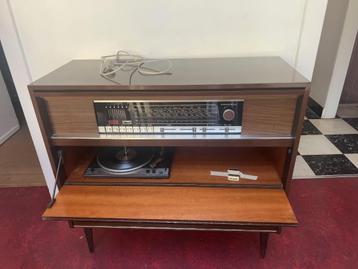 Vintage Grundig radio en platenspeler beschikbaar voor biedingen