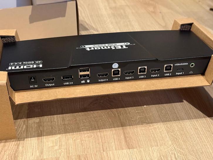 KVM tesmart switch pour 4pc 4k HDMI + usb, Computers en Software, Dockingstations, Gebruikt, Docking station, Ophalen