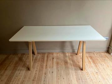 Volhouten eettafel voor 4 tot 6 personen beschikbaar voor biedingen
