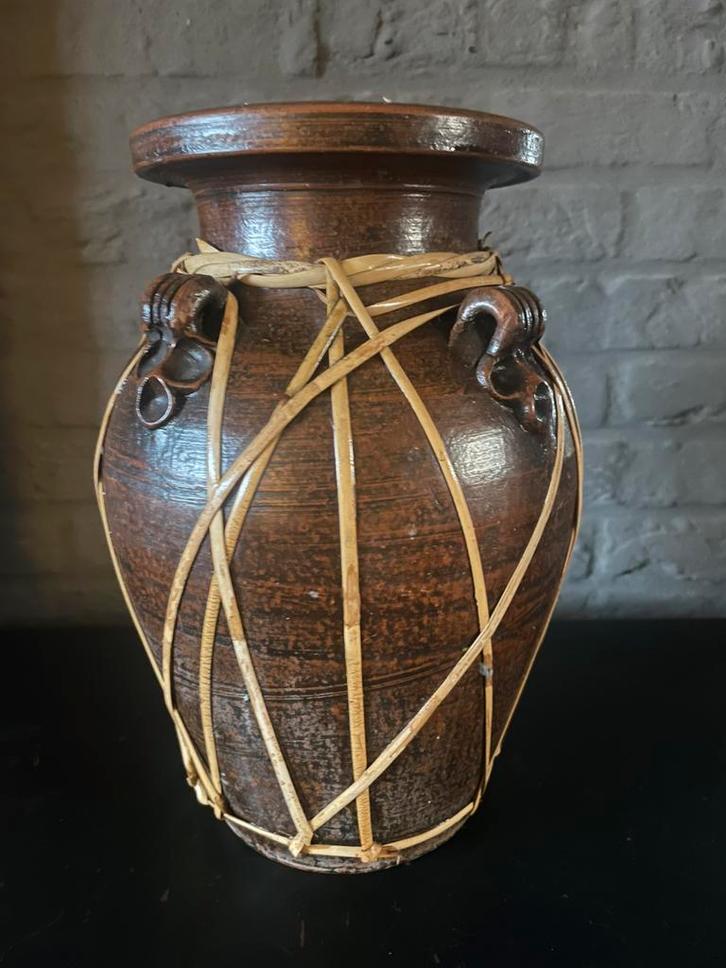 Bruine kruik met rieten binding, Huis en Inrichting, Woonaccessoires | Vazen, Zo goed als nieuw, Ophalen