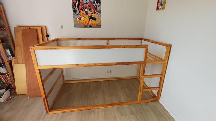 Lit KURA réversible, blanc/pin, Enfants & Bébés, Chambre d'enfant | Lits superposés & Lits mezzanines, Comme neuf, Lit mezzanine