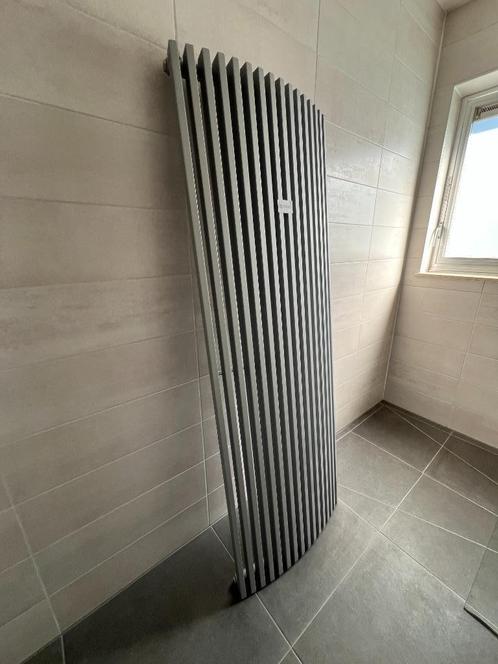 Design radiator Vasco  - grijs metallic, Doe-het-zelf en Bouw, Verwarming en Radiatoren, Zo goed als nieuw, Radiator, 800 watt of meer