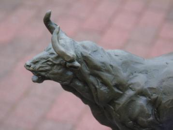 Standbeeld van een stier in brons op marmer gesigneerd. beschikbaar voor biedingen