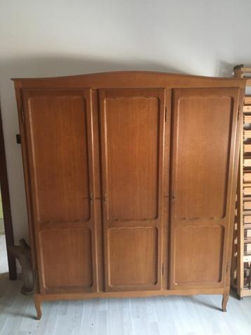 2 identieke vintage houten kleerkasten beschikbaar voor biedingen