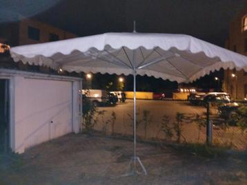 Grote markt parasol beschikbaar voor biedingen