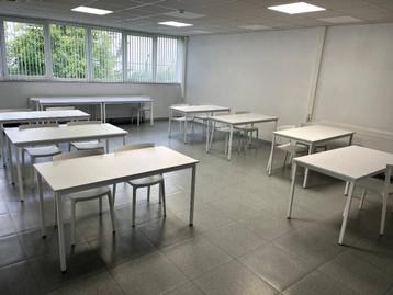 8 kantinetafels met 16 bijpassende stapelbare stoelen beschikbaar voor biedingen