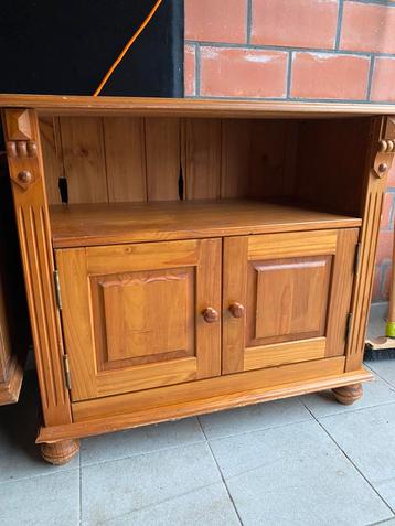 Houten kastje beschikbaar voor biedingen