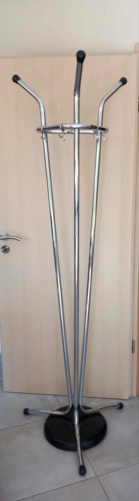 Oude metalen kapstok  beschikbaar voor biedingen