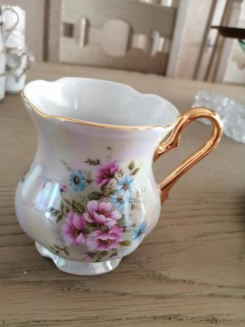 mooi porceleinen vaasje - kannetje met nummer en stempel beschikbaar voor biedingen