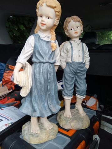 2 hard plastieken beeldjes jongen en meisje ca 44 en 46 cm beschikbaar voor biedingen