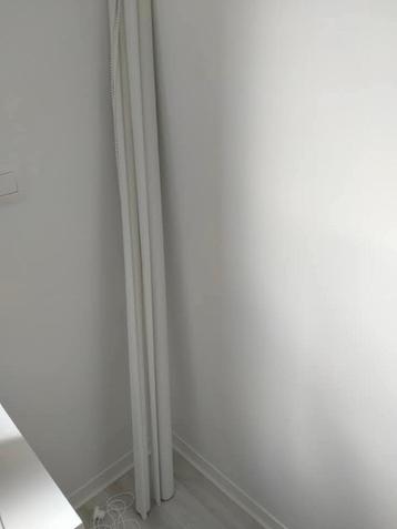 Beige rolgordijnen  beschikbaar voor biedingen