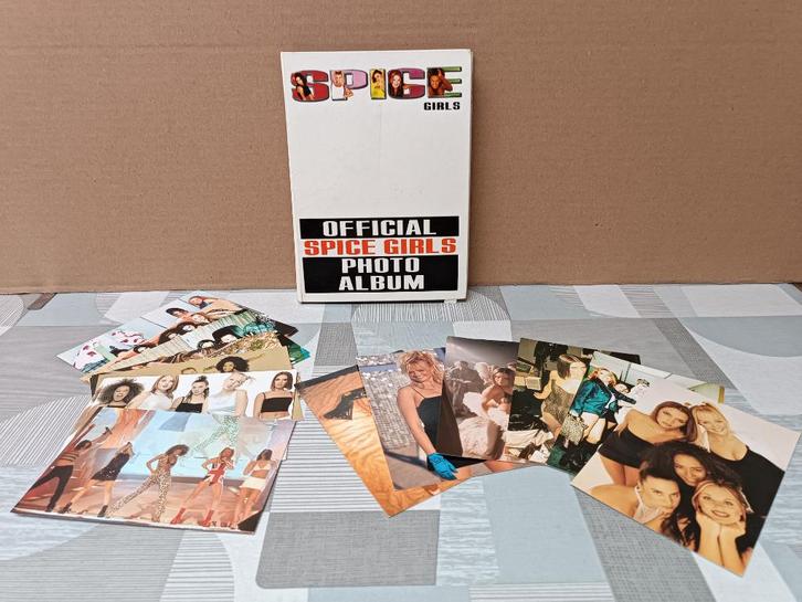 Spice Girls - Victoria - Emma - Geri - Melanie - Photo Album, Verzamelen, Muziek, Artiesten en Beroemdheden, Gebruikt, Foto of Kaart
