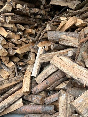 Gekliefd en gedroogd brandhout te koop beschikbaar voor biedingen
