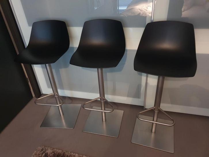 ***Lapalma Miunn design barkrukken (zwart&canaletto walnut)*, Huis en Inrichting, Barkrukken, Zo goed als nieuw, 60 tot 90 cm