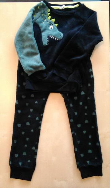  Fleece pyjama dino, maat 122/128 beschikbaar voor biedingen