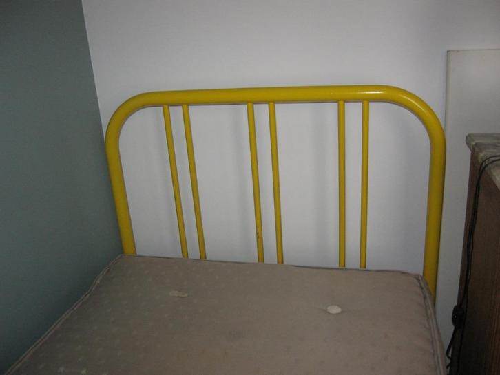 Gele metalen buisbed, Kinderen en Baby's, Kinderkamer | Bedden, Gebruikt, Minder dan 140 cm, 85 tot 100 cm, Lattenbodem, Matras