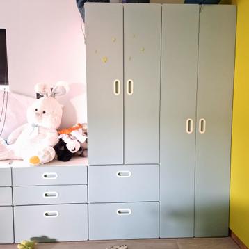Mooie lichtblauwe kinderkleerkast beschikbaar voor biedingen