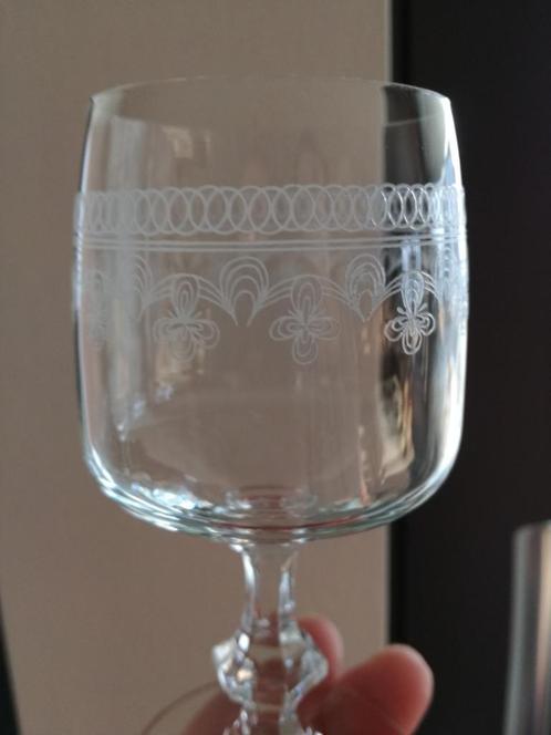 Six verres à vin/Baccarat, Antiquités & Art, Antiquités | Verre & Cristal, Enlèvement ou Envoi