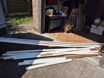 Hardhouten plinten gratis beschikbaar voor biedingen