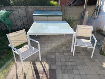 Tuintafel met 7 stoelen beschikbaar voor biedingen