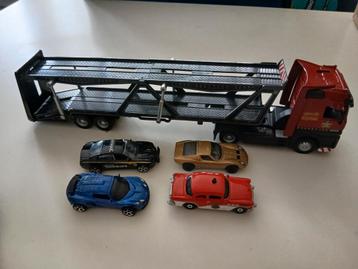 Autotransporter met vier hot wheels autootjes beschikbaar voor biedingen