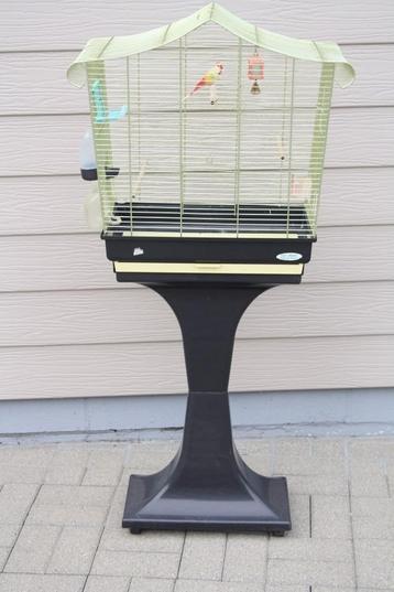 vogelkooi op voet  beschikbaar voor biedingen