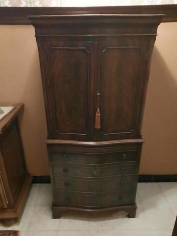 Kersenhouten kast beschikbaar voor biedingen