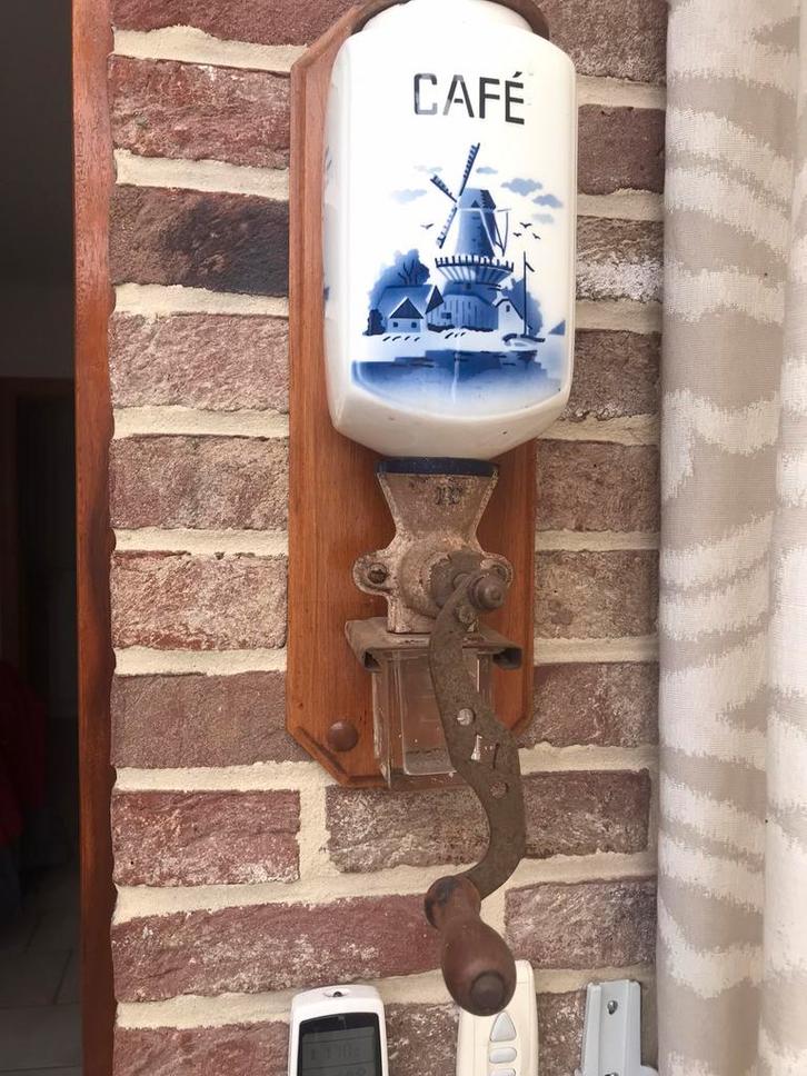 2 Oude wandkoffiemolen en 2 manuele kofiemolentjes, Antiek en Kunst, Antiek | Keukengerei, Ophalen