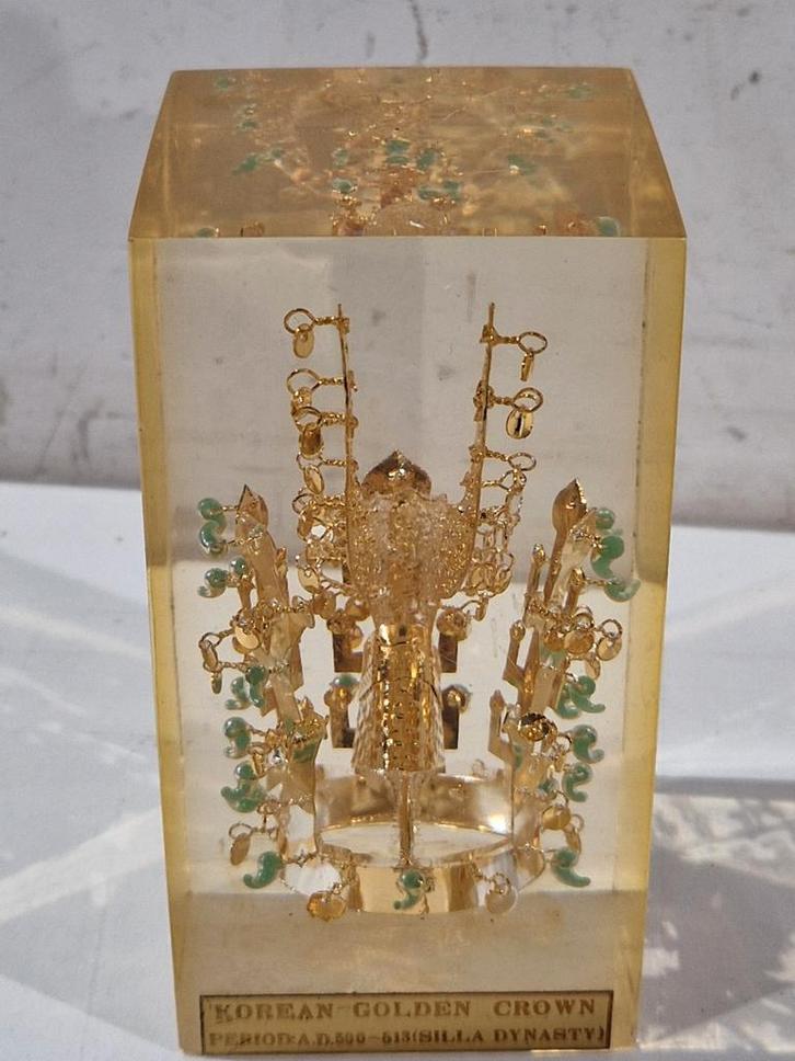 KOREAN GOLD CROWN [A.D. 500-513] SILLA DYNASTY, PAPERWEIGHT, Verzamelen, Parfumverzamelingen, Ophalen of Verzenden