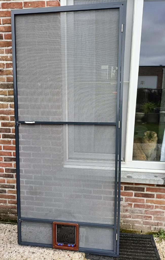 hordeur kat met kattenluik,speciaal gaas en slot en profiel, Doe-het-zelf en Bouw, Deuren en Vliegenramen, Zo goed als nieuw, Hordeur
