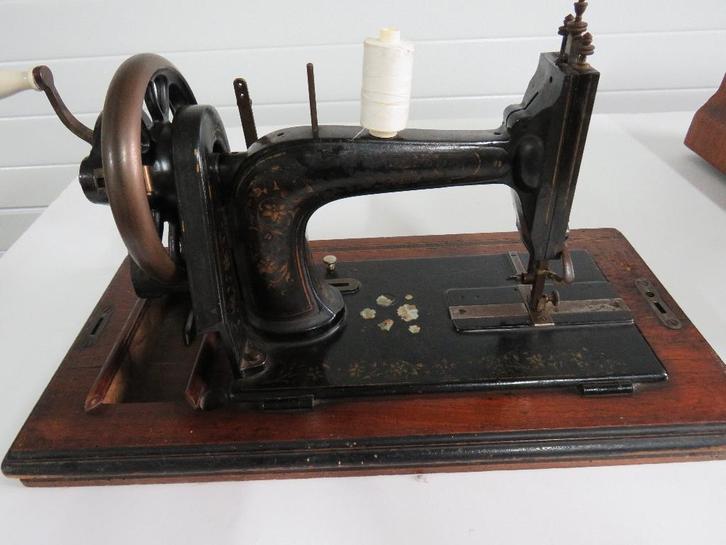 Antieke handnaaimachine, Antiek en Kunst, Antiek | Gereedschap en Instrumenten, Ophalen