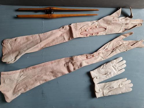 2 paar Victorian party gloves + kids gloves + stretcher, Antiek en Kunst, Antiek | Kleding en Textiel, Dames, Ophalen of Verzenden