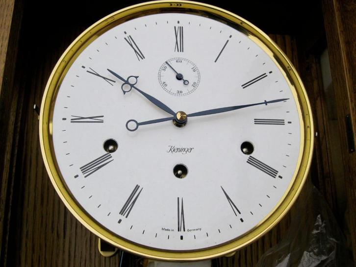 splinternieuwe notelaars Kieniger muurklok., Antiek en Kunst, Antiek | Klokken, Ophalen