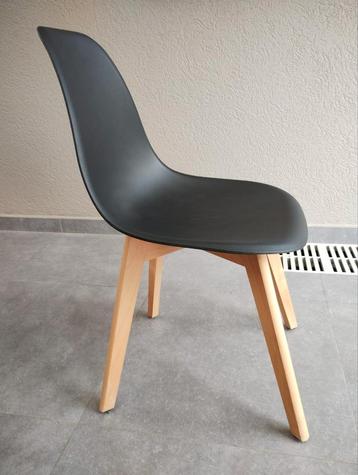 6 eetkamerstoelen. beschikbaar voor biedingen