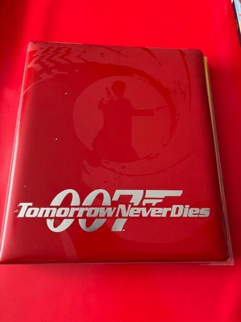 James Bond: Tomorrow Never Dies 1997 Trading Cards, Collections, Photos & Gravures, Neuf, Gravure, Autres sujets/thèmes, Enlèvement ou Envoi