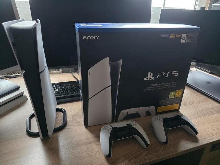 PS5 Slim (digital) nieuwstaat + 2 Controllers en stand, Games en Spelcomputers, Spelcomputers | Sony PlayStation 5, Playstation 5
