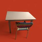Table avec chaise colorée en bon état
., Ophalen