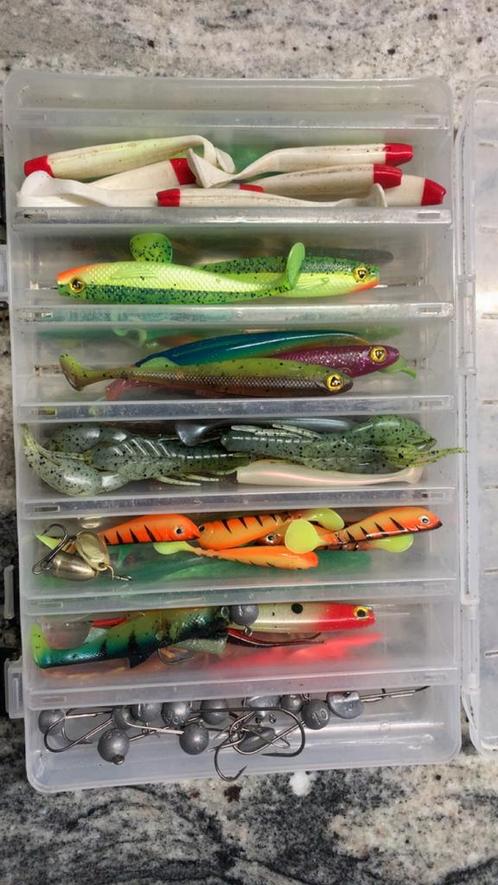 Tackle box gevuld met shads van vertrouwde merken, Watersport en Boten, Hengelsport | Roofvissen, Gebruikt, Ophalen of Verzenden