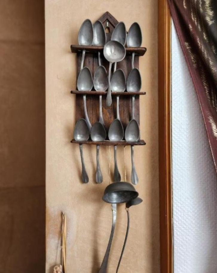 Unieke set antieke tinnen lepelset met wandrek – compleet en, Antiek en Kunst, Antiek | Tin, Ophalen