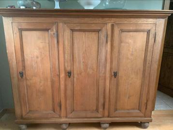 Oude hoge dressoir 3-deurs volledig massief eik beschikbaar voor biedingen