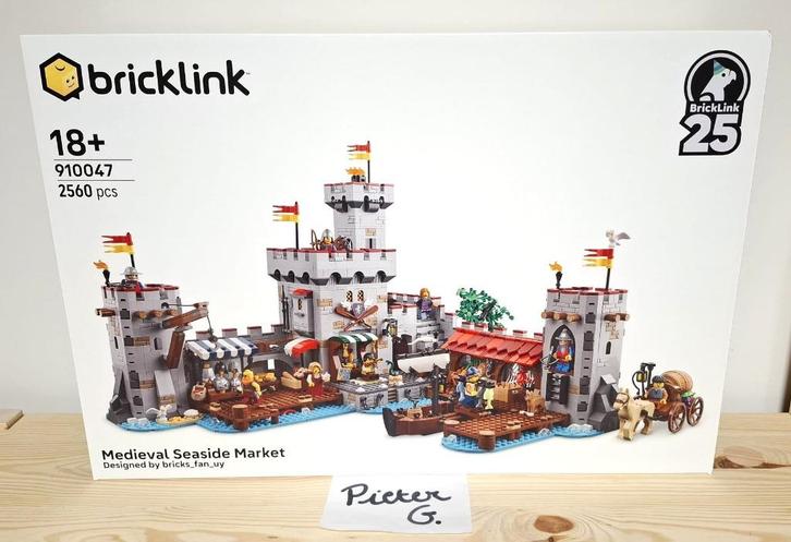 910047 - Lego Bricklink Middeleeuwse markt aan zee - Nieuw, Kinderen en Baby's, Speelgoed | Duplo en Lego, Nieuw, Lego, Complete set